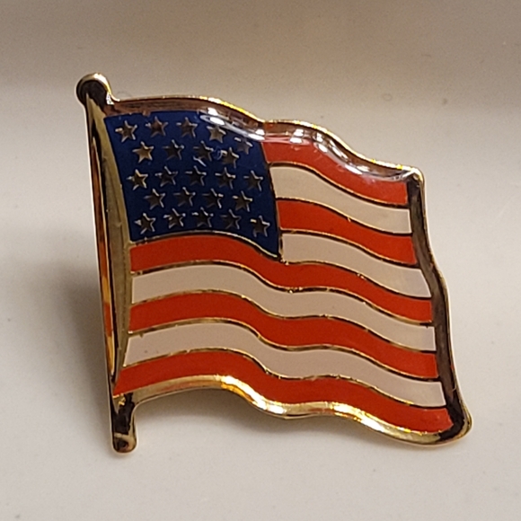 USA FLAG Vintage Enamel Pin - Picture 1 of 8